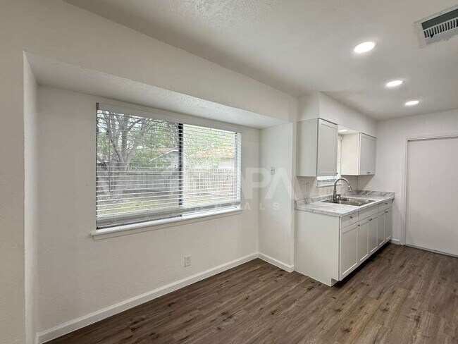 Building Photo - 5419 Lk Grv Dr