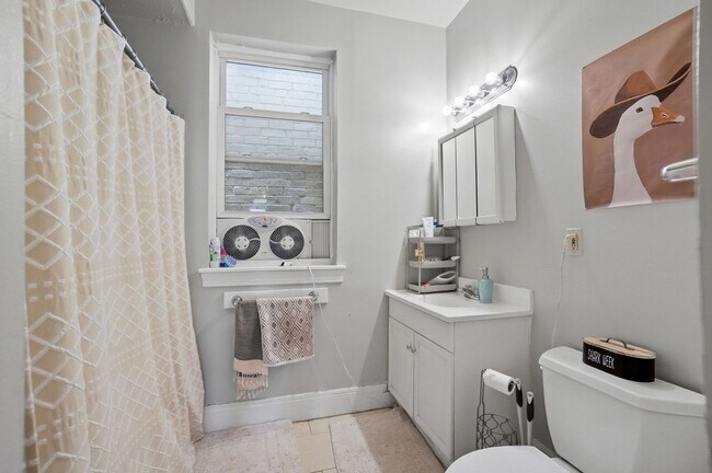 Building Photo - 7 Bed/3 Bath Mins. from UC Campus $700/pp ($4,900/mo)!