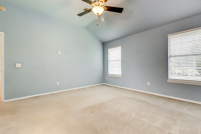 Building Photo - Edmond Schools + 4 bedrooms