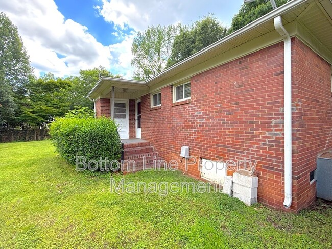 Building Photo - 3128 Creighton Dr