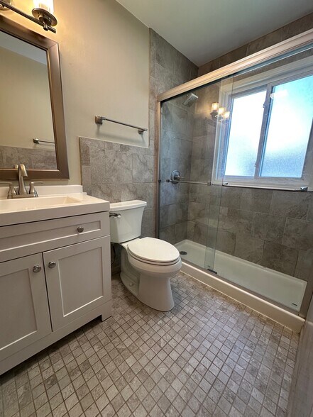 Building Photo - 2526 E Stratford Ct