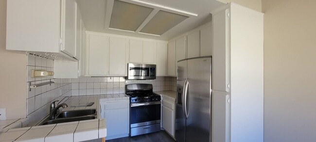 Building Photo - Light, Bright + Airy 2 Bed, 2 Bath Second Floor Condo in Highly Desirable Hillcrest!