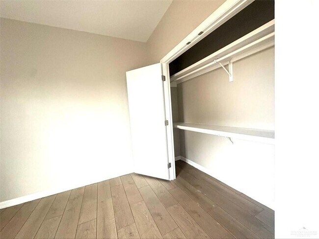 Building Photo - 913 E 13th St