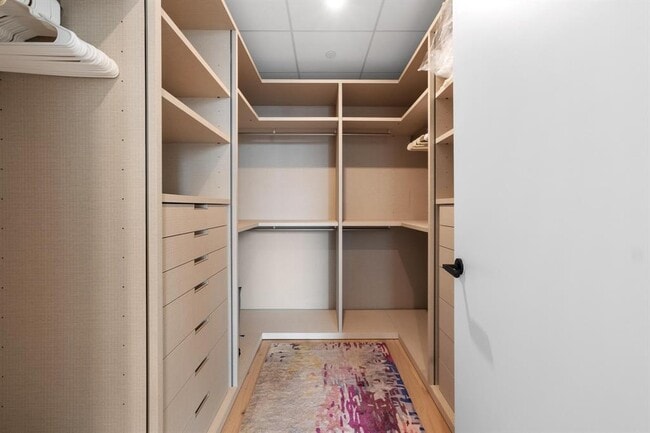 Building Photo - 610 Davis St