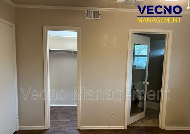 Building Photo - 3643 Richwood Dr