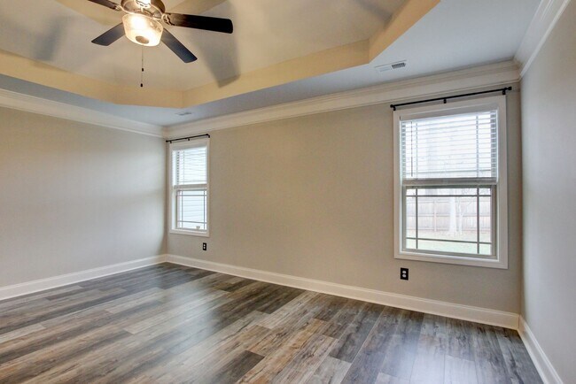 Building Photo - Sharp 3bed 2 ba.  upgrades throughout.