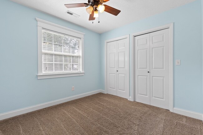 Building Photo - MOVE IN SPECIAL! 1/2 off first months rent. 4 bedroom 2.5 bath house with lawncare, internet and ...