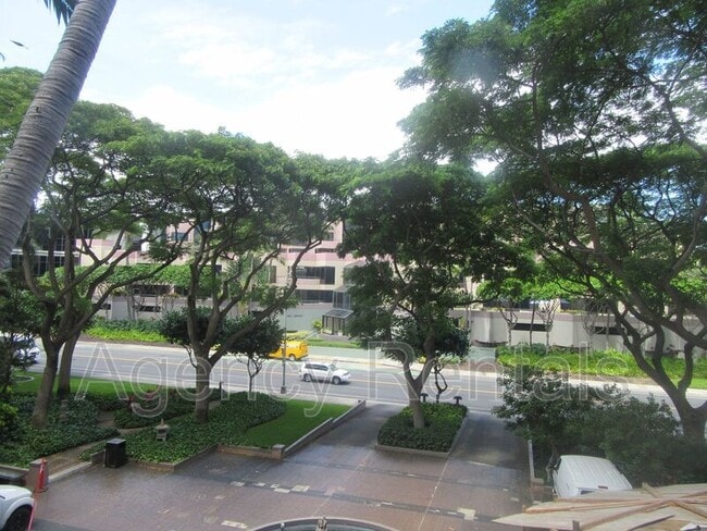 Building Photo - 425 South St