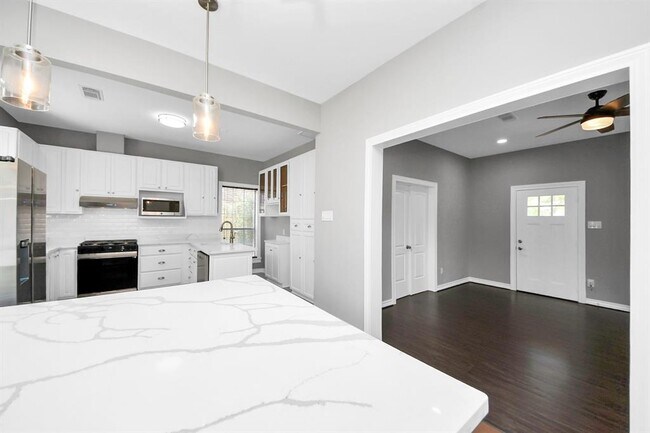 Building Photo - 6622 Park Ln
