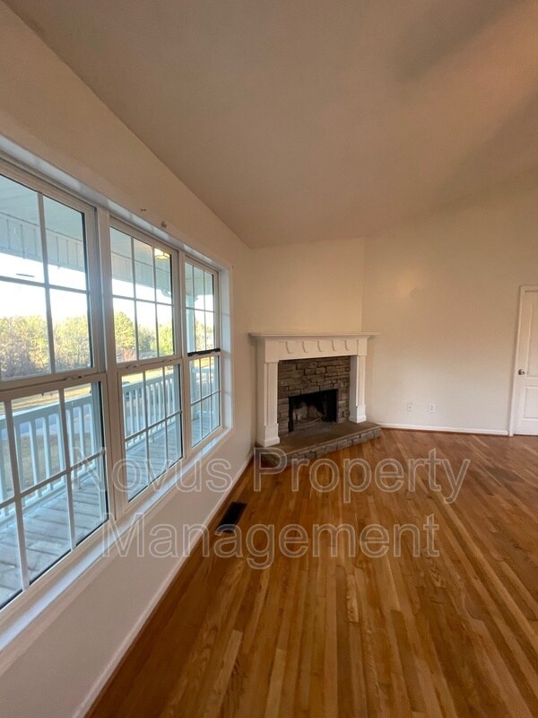 Building Photo - 721 Meadow Spring Dr