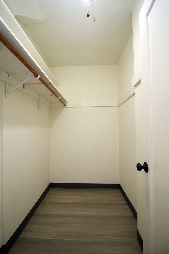 Building Photo - 1928 SW Laurel St