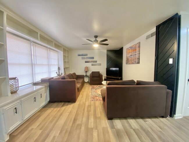 Building Photo - Newly remodeled 3 bed 2 bath now available (furniture incl.)