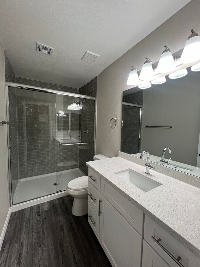 Building Photo - Newly Renovated Enclaves Condo!