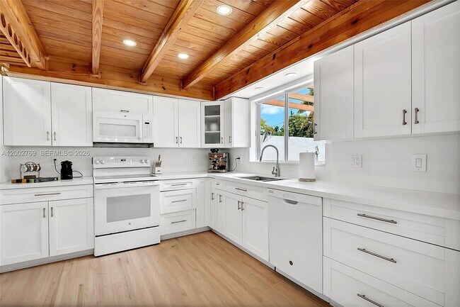 Building Photo - 301 SW 30th Ct