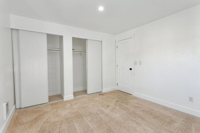 Building Photo - Modern 4bd 2.5 bath Home