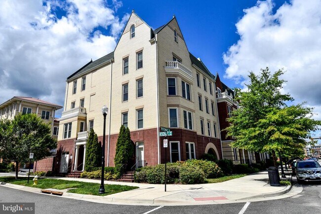 Building Photo - 736 McKenzie Ave