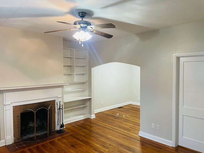 Building Photo - Quiet and provate location near TMH