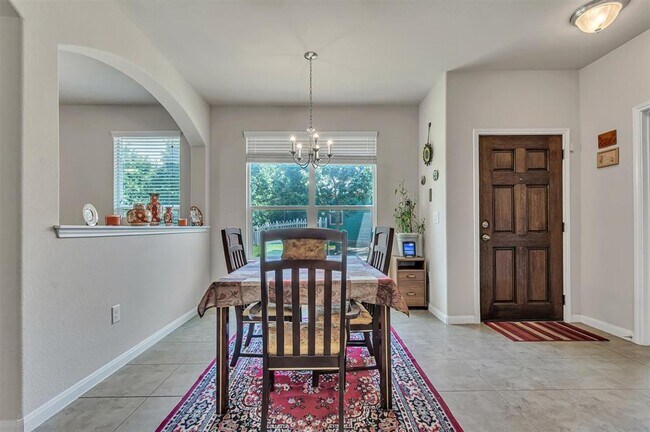 Building Photo - 711 Rolling Oak Dr