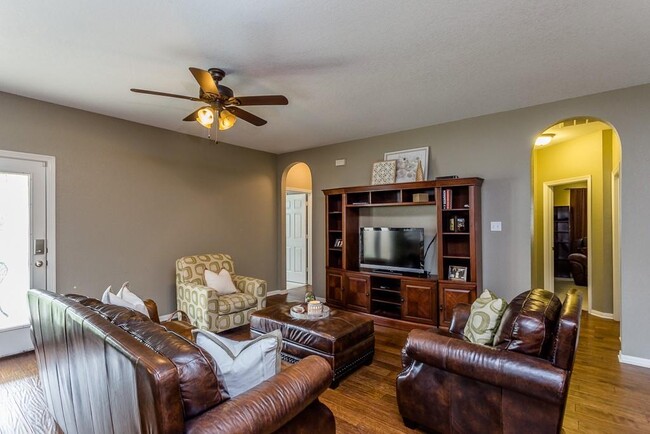 Building Photo - 15230 Ledgewood Park Dr