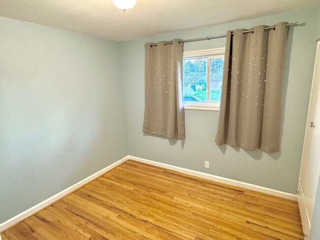 Building Photo - Rose City Park Neighborhood Quintessential Ranch Home on Corner Lot with Huge Basement, Fenced Ya...