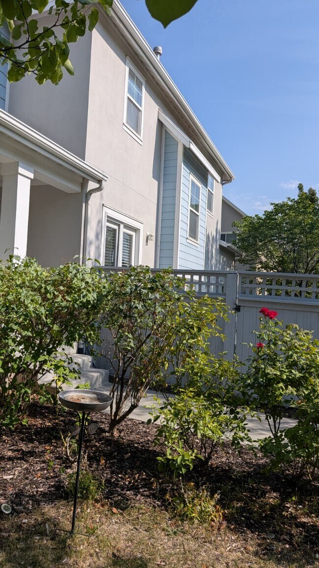 Building Photo - 10241 S Clarks Hill Dr