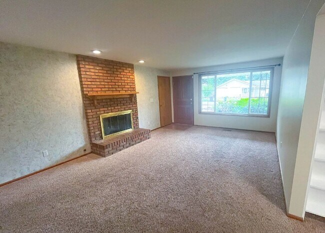 Building Photo - 15560 SE Thorville Ave