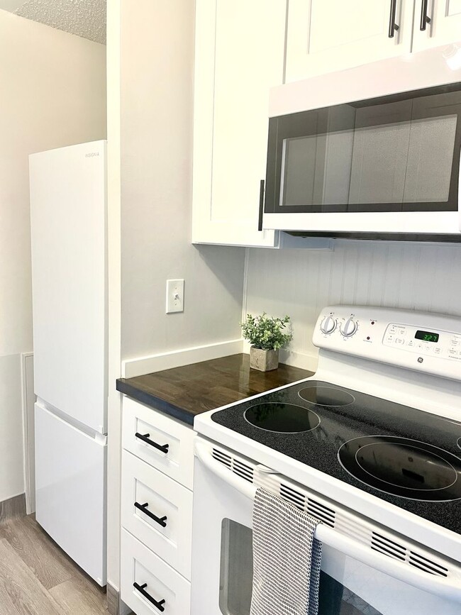 Building Photo - 521 E 5th Ave