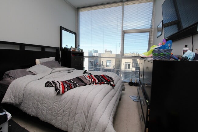 Building Photo - 1540 W Fullerton Ave