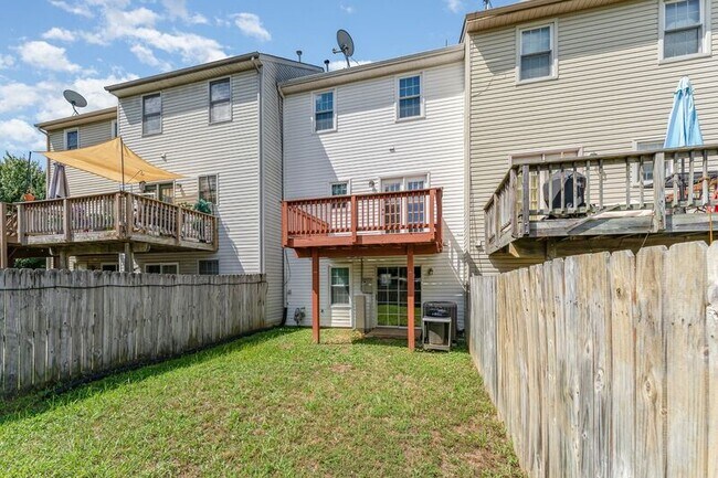 Building Photo - 204 Barrie Pl