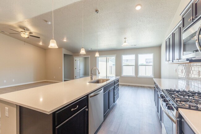 Building Photo - Perfect location for a 4 bed 2 bath with a...