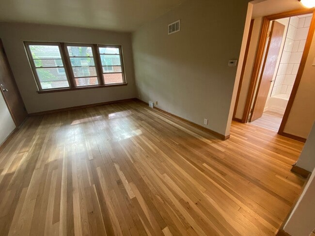 Building Photo - Comfortable 2-Bedroom Wauwatosa Apartment