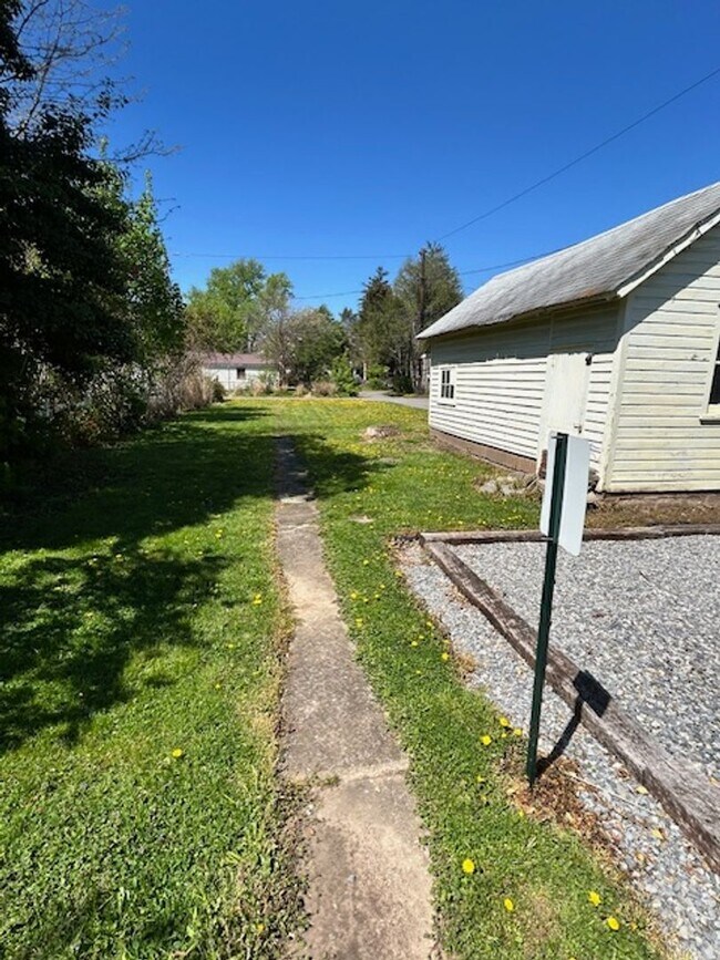 Building Photo - Spacious 2-Bedroom Apartment with Bonus Room – $850/month