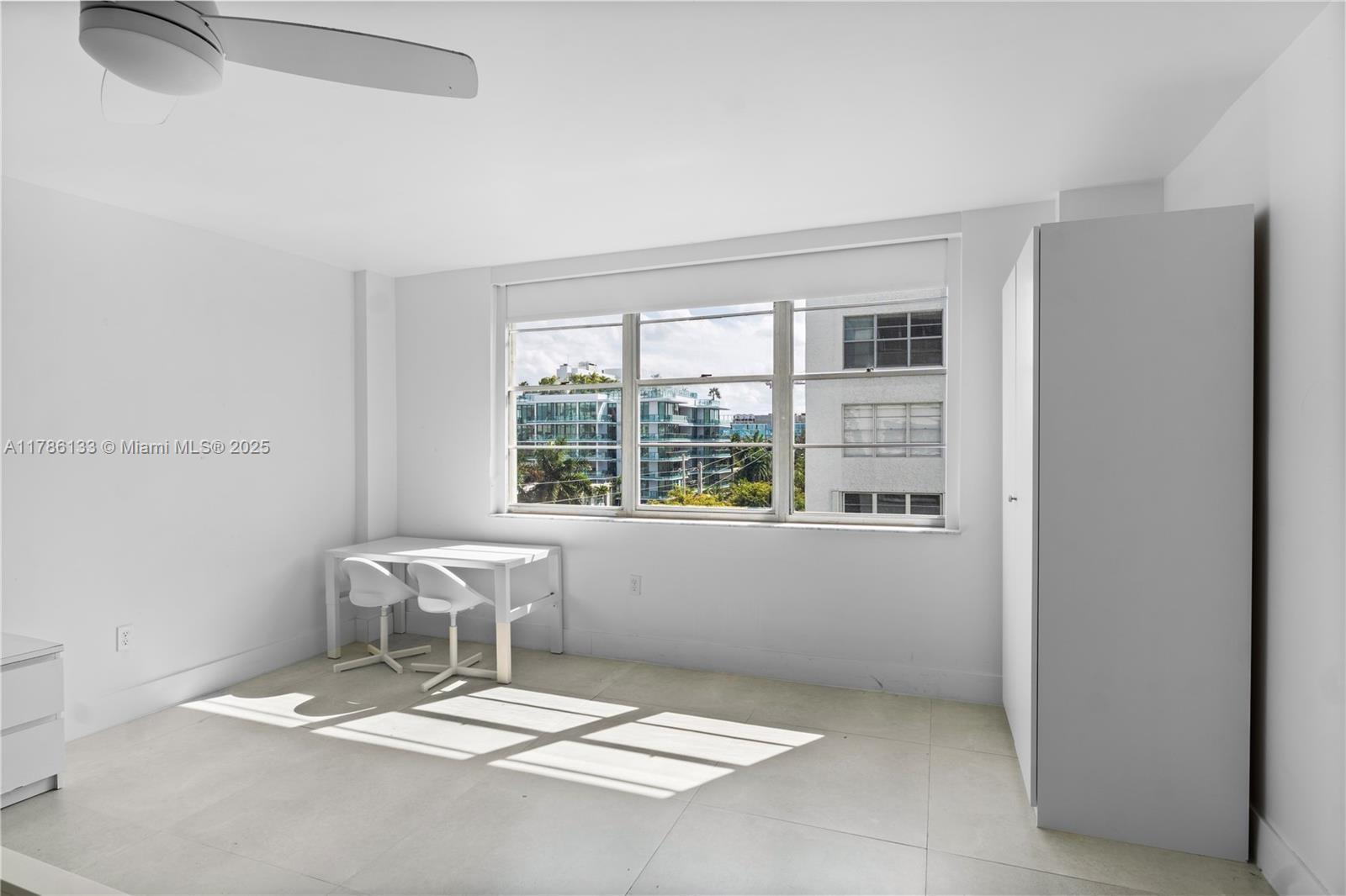 Building Photo - 10000 W Bay Harbor Dr