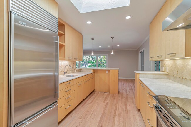 Building Photo - Charming Los Altos Residence in Top School...