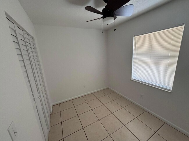 Building Photo - 5108 Sanibel Ave