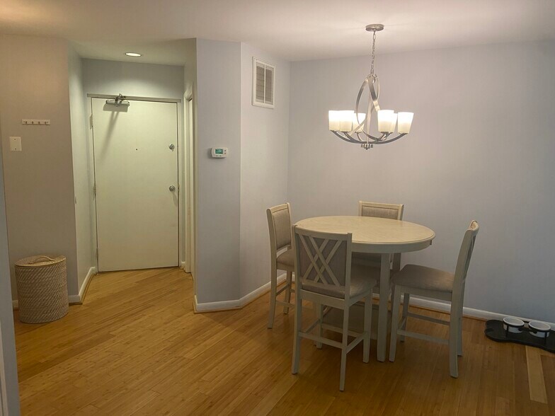 Building Photo - 1286 Clifden Grn