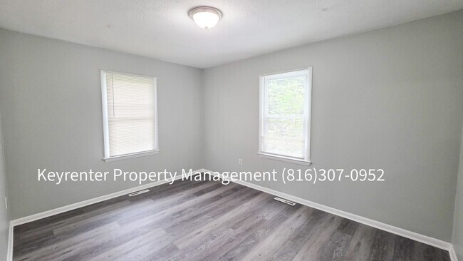 Building Photo - 202 N Paul Dr
