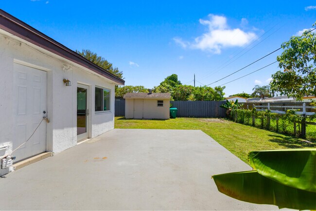 Building Photo - 2748 SW 46th Ct