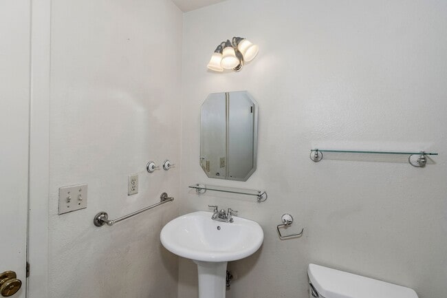 Building Photo - Cozy 2-Bedroom Condo Near CMU & St. Mary’s...