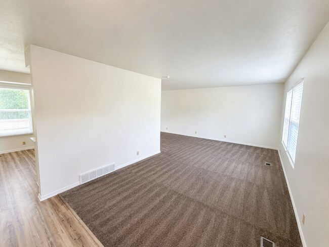 Building Photo - Spacious 5-Bedroom Sandy Home with Large Fenced Yard
