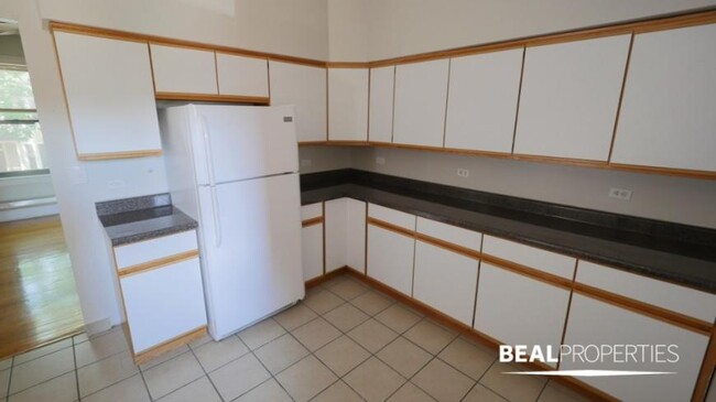Building Photo - 2 bedroom in CHICAGO IL 60657