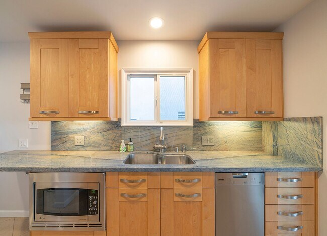 Building Photo - Warm & Inviting Manhattan Beach Rental Home!