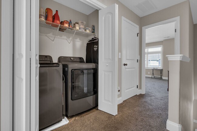 Building Photo - Pet Friendly Two Bedroom!