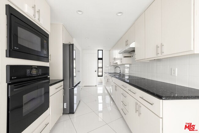 Building Photo - 4267 Marina City Dr