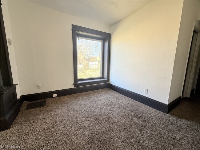 Building Photo - 1433 Kenmore Blvd