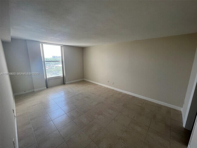 Building Photo - 2000 NE 135th St