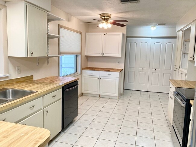 Building Photo - Available Now! 2 bedroom, 1.5 bath home wi...