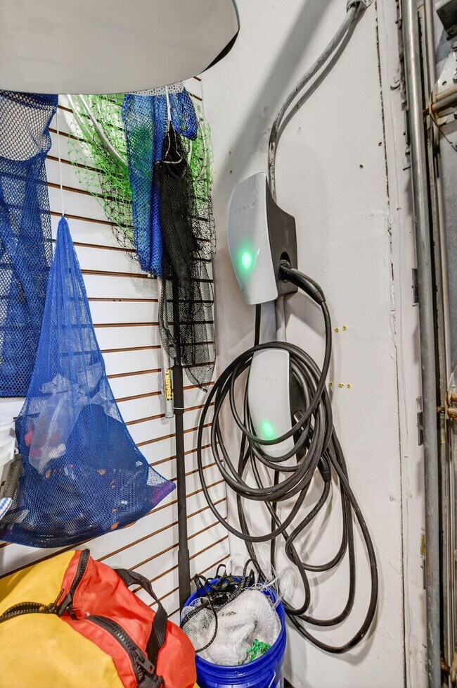 Building Photo - 1194 Hillsboro Mile