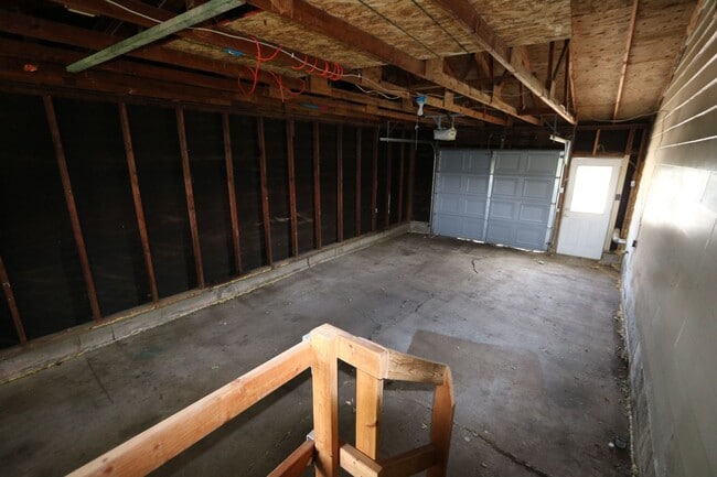 Building Photo - 2 Bedroom 1 Bath
