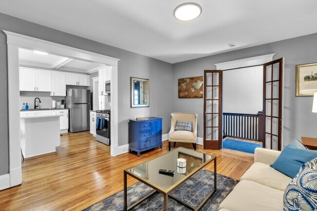 Building Photo - Furnished 3-Bedroom, 2-Bath Upper Unit in North Buffalo